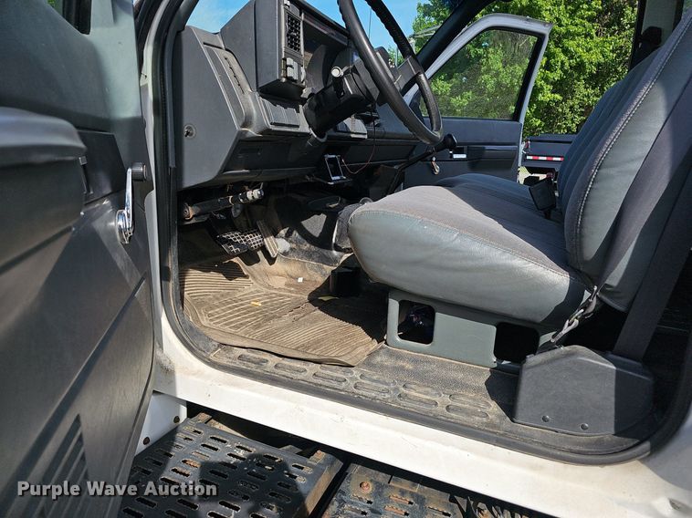 image for item EJ5640 2002 Chevrolet C6500 box truck