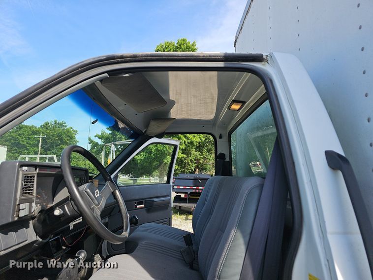 image for item EJ5640 2002 Chevrolet C6500 box truck