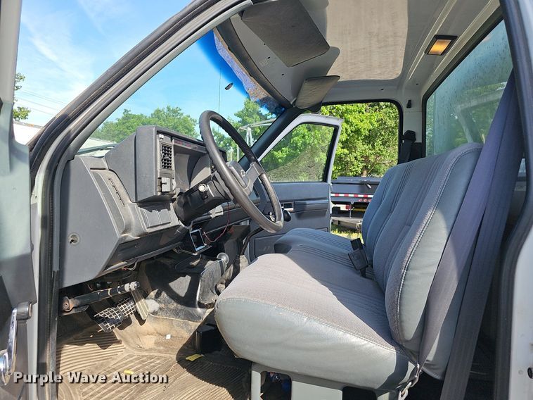 image for item EJ5640 2002 Chevrolet C6500 box truck