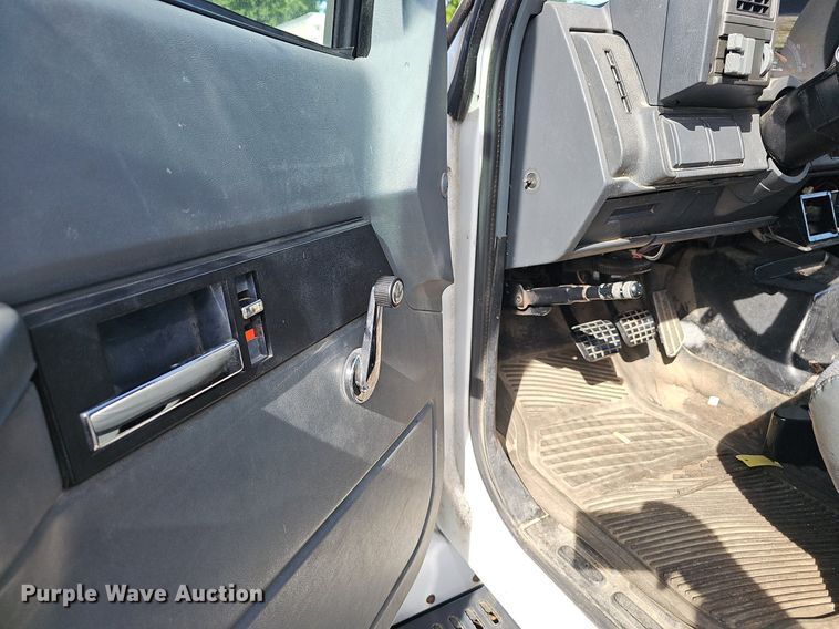 image for item EJ5640 2002 Chevrolet C6500 box truck