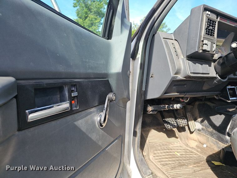 image for item EJ5640 2002 Chevrolet C6500 box truck