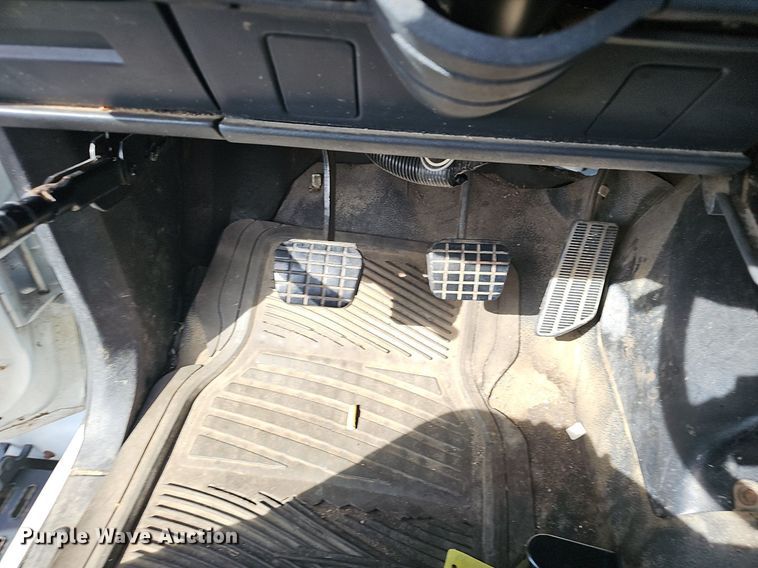 image for item EJ5640 2002 Chevrolet C6500 box truck