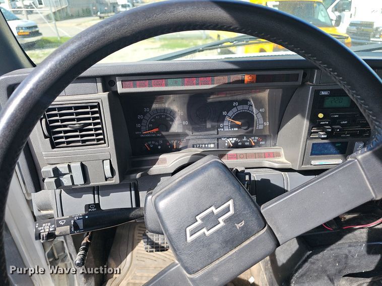 image for item EJ5640 2002 Chevrolet C6500 box truck