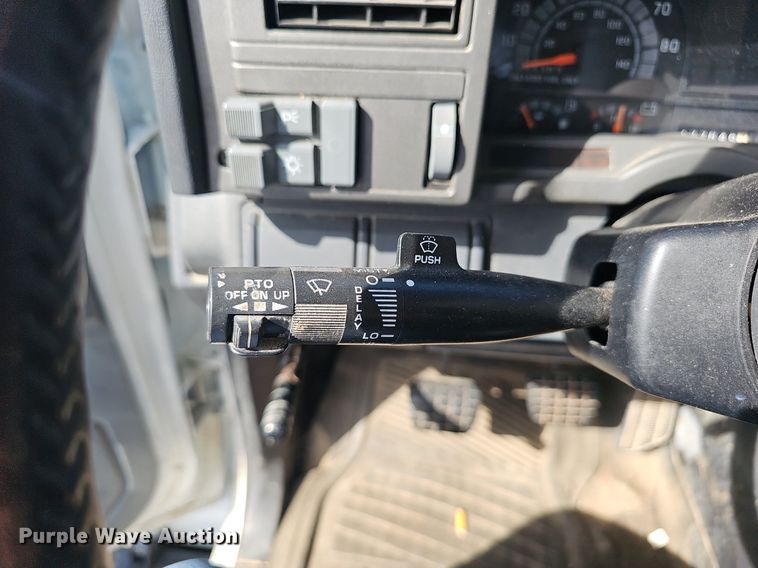 image for item EJ5640 2002 Chevrolet C6500 box truck