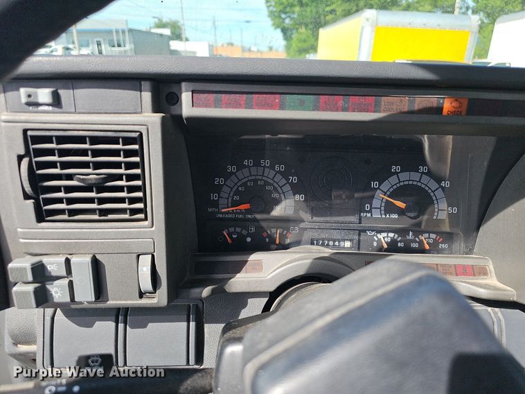 image for item EJ5640 2002 Chevrolet C6500 box truck