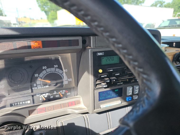 image for item EJ5640 2002 Chevrolet C6500 box truck