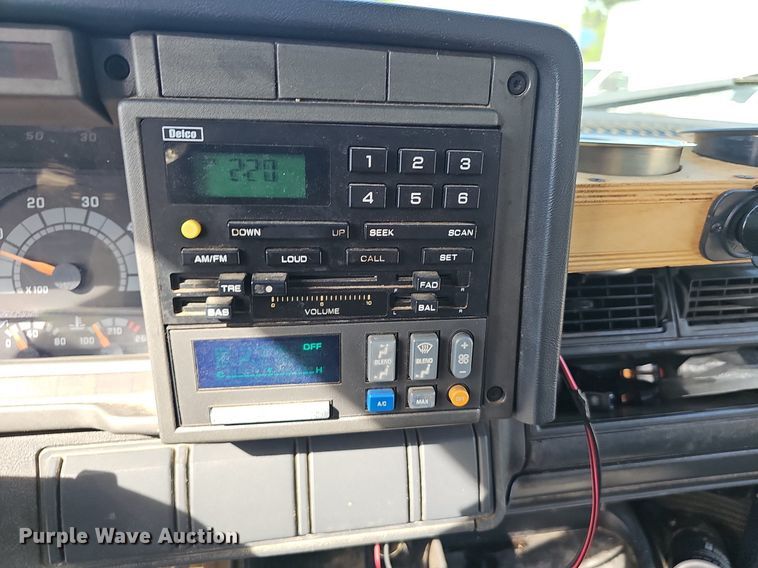 image for item EJ5640 2002 Chevrolet C6500 box truck