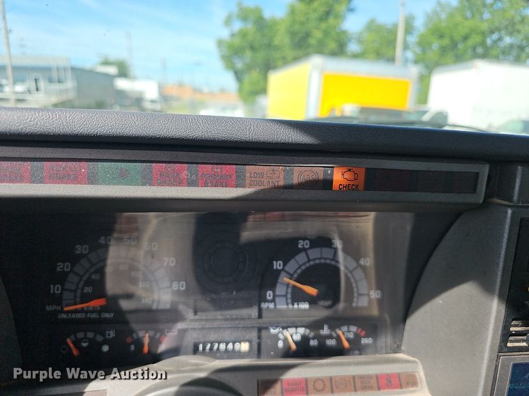 image for item EJ5640 2002 Chevrolet C6500 box truck