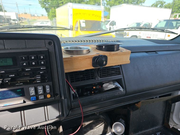 image for item EJ5640 2002 Chevrolet C6500 box truck