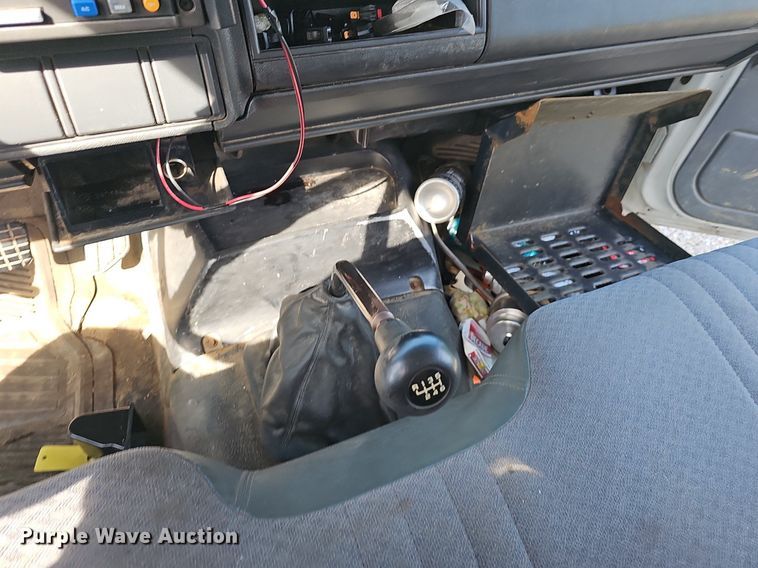 image for item EJ5640 2002 Chevrolet C6500 box truck