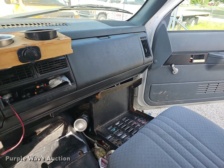 image for item EJ5640 2002 Chevrolet C6500 box truck