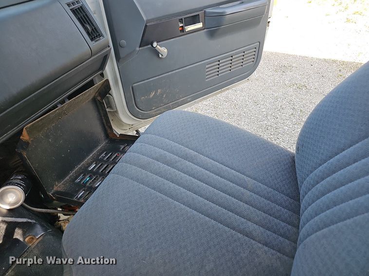 image for item EJ5640 2002 Chevrolet C6500 box truck