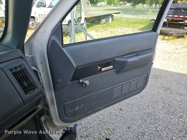 image for item EJ5640 2002 Chevrolet C6500 box truck