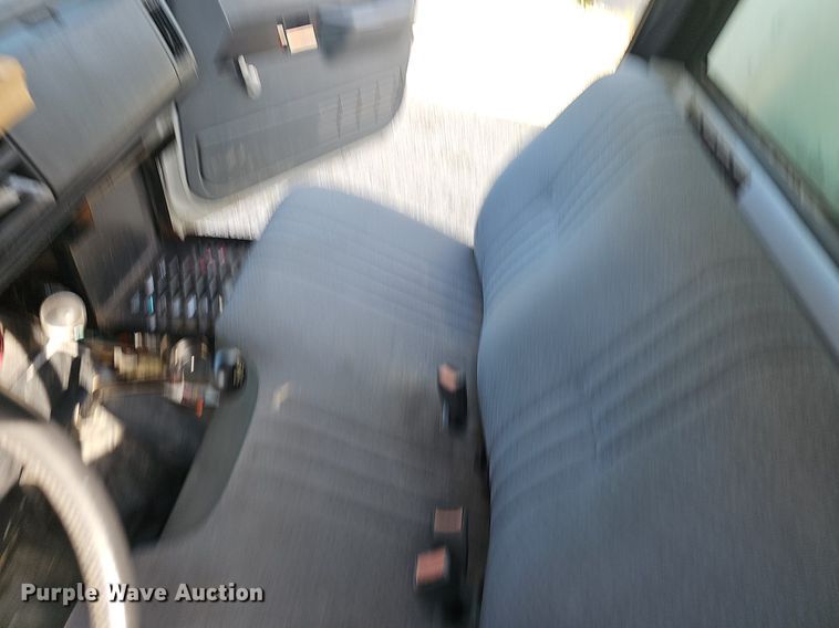 image for item EJ5640 2002 Chevrolet C6500 box truck