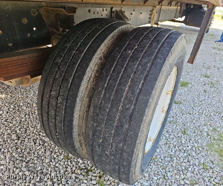 image for item EJ5640 2002 Chevrolet C6500 box truck