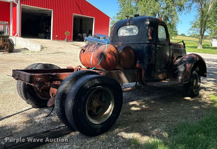 image for item EJ6853 International KB-10 truck cab and chassis