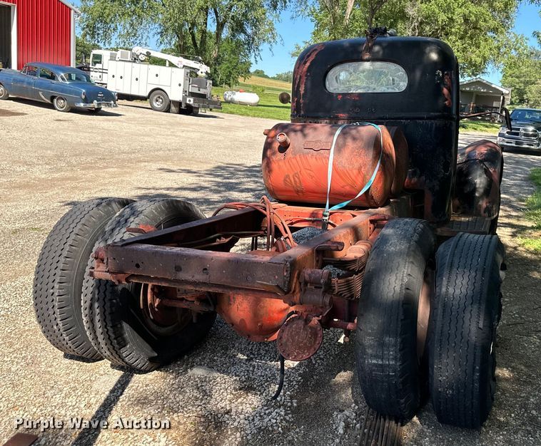 image for item EJ6853 International KB-10 truck cab and chassis