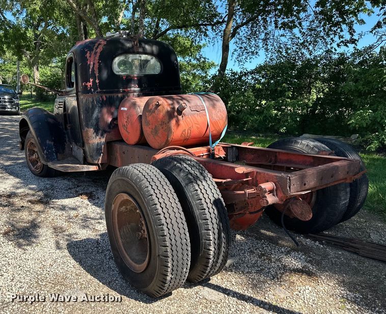 image for item EJ6853 International KB-10 truck cab and chassis