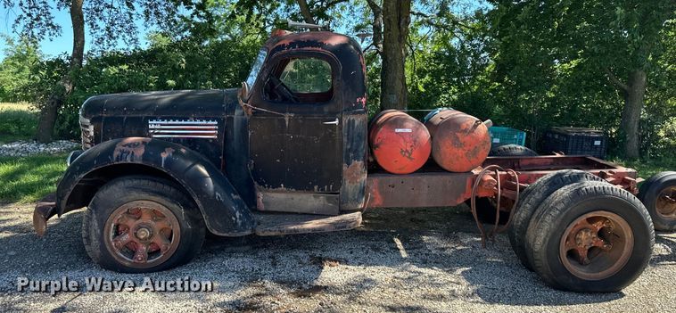 image for item EJ6853 International KB-10 truck cab and chassis