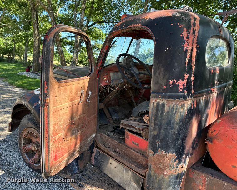 image for item EJ6853 International KB-10 truck cab and chassis