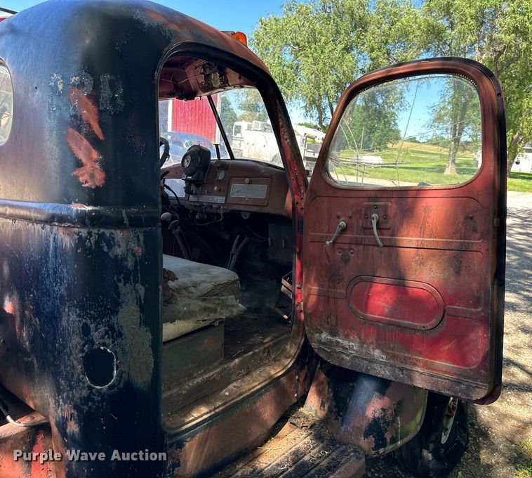 image for item EJ6853 International KB-10 truck cab and chassis