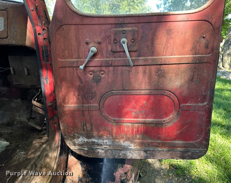 image for item EJ6853 International KB-10 truck cab and chassis