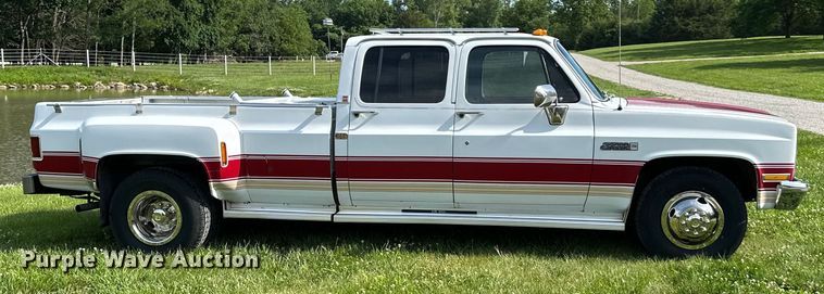 image for item EJ6892 1982 GMC C3500 Crew Cab pickup truck