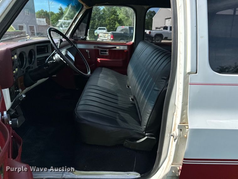 image for item EJ6892 1982 GMC C3500 Crew Cab pickup truck