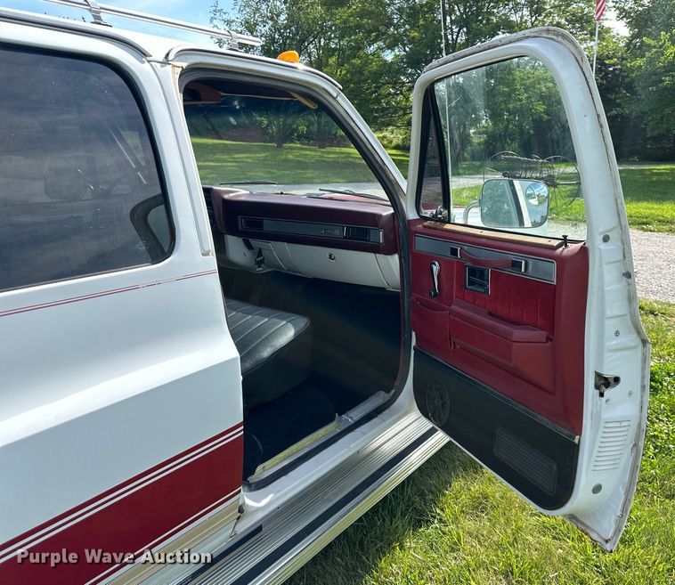 image for item EJ6892 1982 GMC C3500 Crew Cab pickup truck