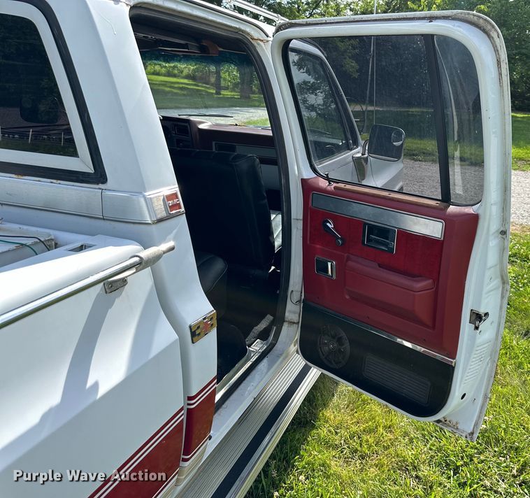 image for item EJ6892 1982 GMC C3500 Crew Cab pickup truck