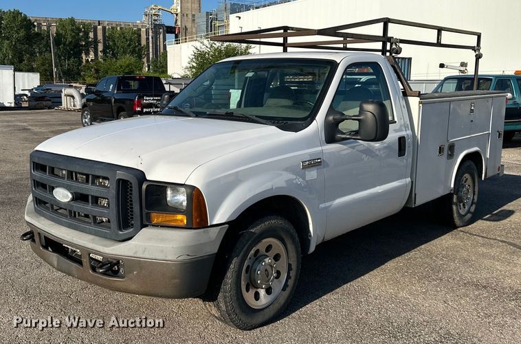 image for item EJ6911 2006 Ford F250 Super Duty XL utility bed pickup truck