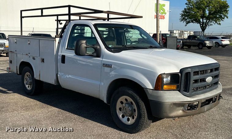 image for item EJ6911 2006 Ford F250 Super Duty XL utility bed pickup truck