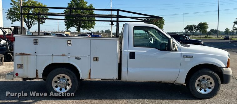 image for item EJ6911 2006 Ford F250 Super Duty XL utility bed pickup truck