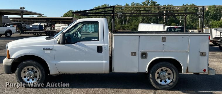 image for item EJ6911 2006 Ford F250 Super Duty XL utility bed pickup truck