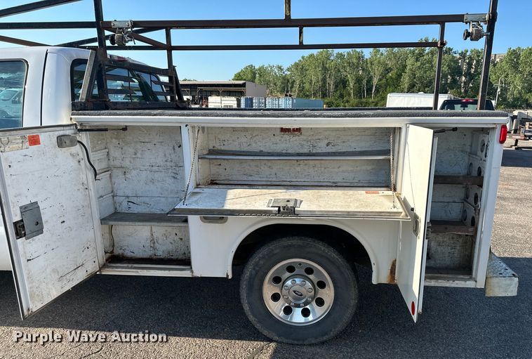 image for item EJ6911 2006 Ford F250 Super Duty XL utility bed pickup truck