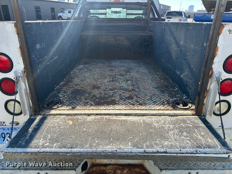 image for item EJ6911 2006 Ford F250 Super Duty XL utility bed pickup truck