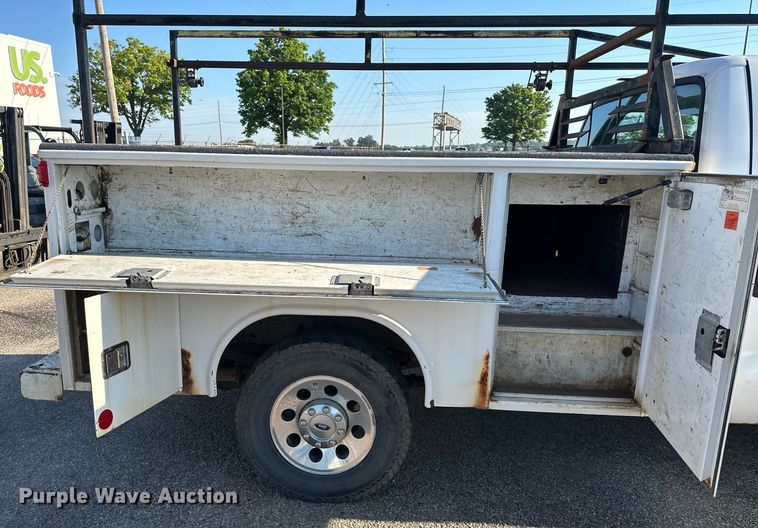 image for item EJ6911 2006 Ford F250 Super Duty XL utility bed pickup truck