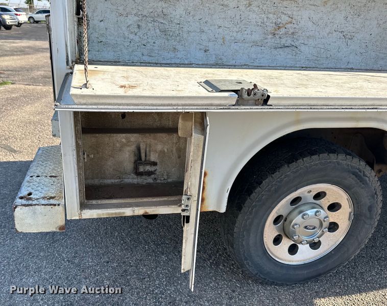 image for item EJ6911 2006 Ford F250 Super Duty XL utility bed pickup truck