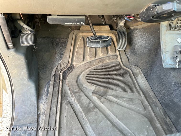 image for item EJ6911 2006 Ford F250 Super Duty XL utility bed pickup truck