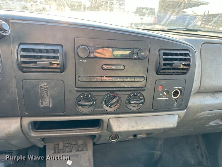 image for item EJ6911 2006 Ford F250 Super Duty XL utility bed pickup truck