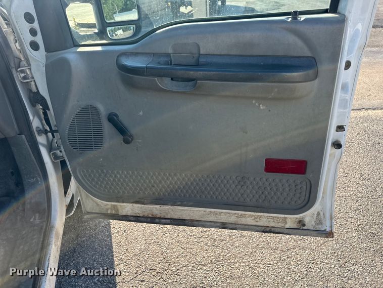 image for item EJ6911 2006 Ford F250 Super Duty XL utility bed pickup truck