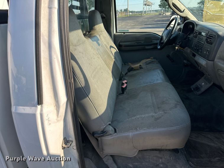 image for item EJ6911 2006 Ford F250 Super Duty XL utility bed pickup truck