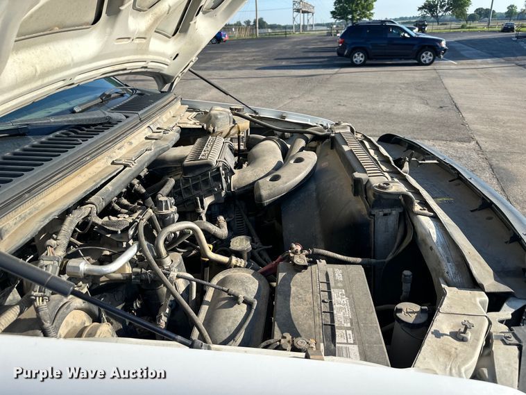 image for item EJ6911 2006 Ford F250 Super Duty XL utility bed pickup truck