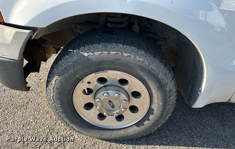 image for item EJ6911 2006 Ford F250 Super Duty XL utility bed pickup truck