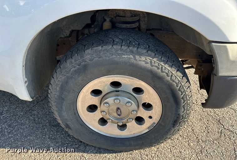 image for item EJ6911 2006 Ford F250 Super Duty XL utility bed pickup truck