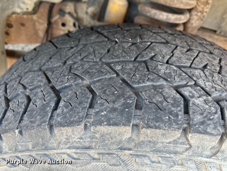 image for item EJ6911 2006 Ford F250 Super Duty XL utility bed pickup truck