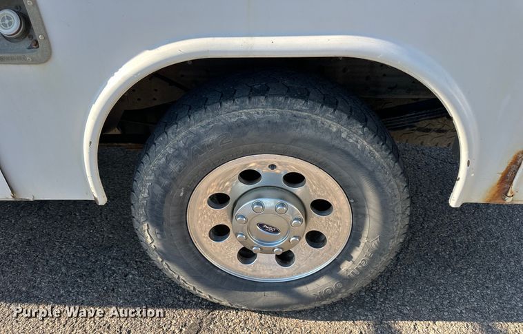 image for item EJ6911 2006 Ford F250 Super Duty XL utility bed pickup truck