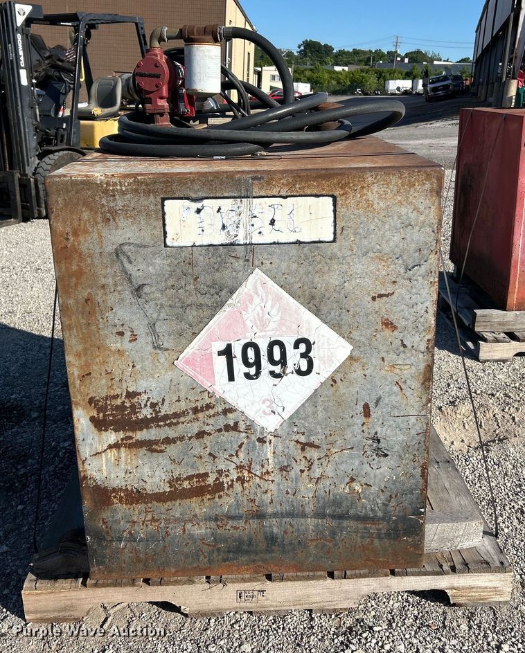 image for item EK4701 (3) fuel tanks