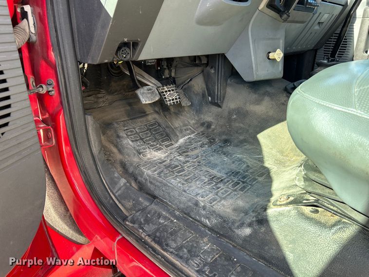 image for item EK4771 2011 Ford F750 Super Duty XLT box truck