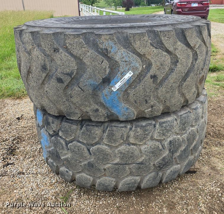 image for item EK6056 (4) Michelin 23.5R25 tires